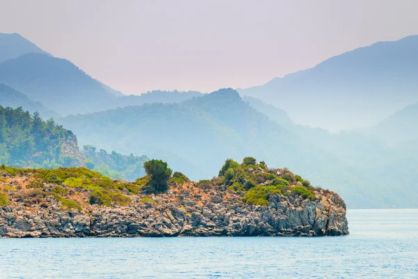 Deniz ve sis dağda bir görünümünü — Stok fotoğraf