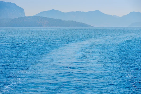 Trace du navire sur l'eau bleue de la mer — Photo