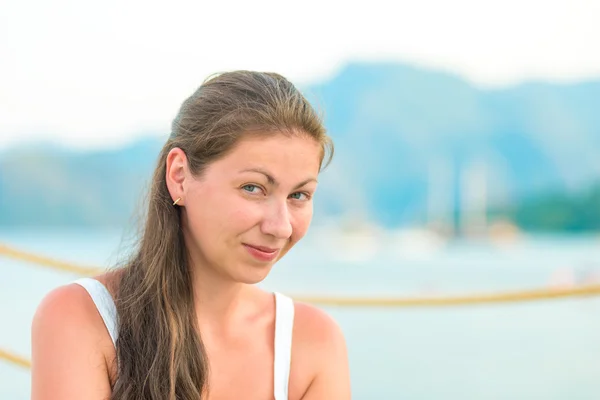 Verspielter Blick eines Mädchens im weißen T-Shirt — Stockfoto