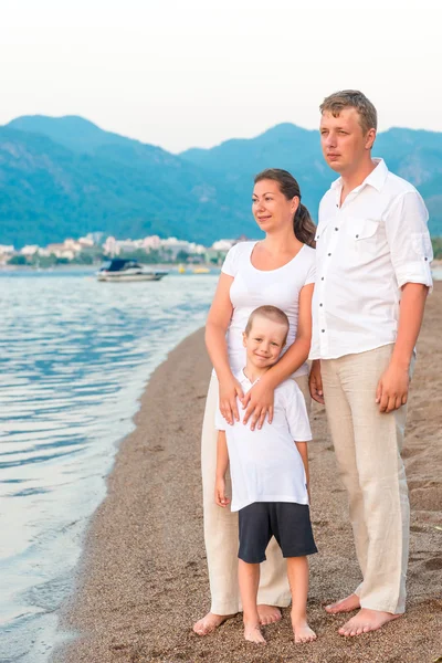 Complete family with son on the sea shore — Stock Photo, Image