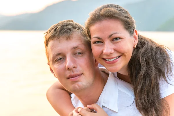 Portret szczęśliwy młoda para na morzu — Zdjęcie stockowe
