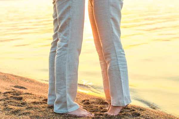 Bare feet kissing couple at the sea — Stock Photo, Image