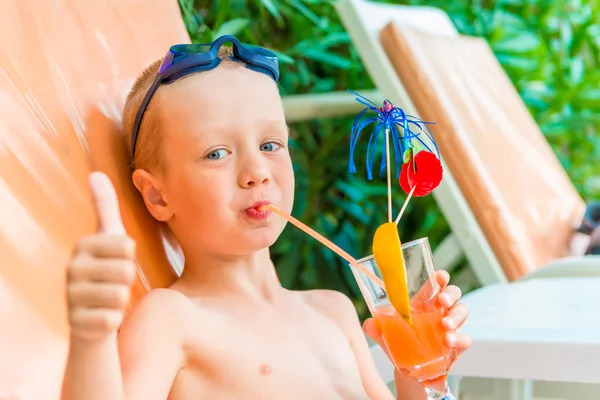 Satisfecho con el chico de la piscina bebe jugo —  Fotos de Stock