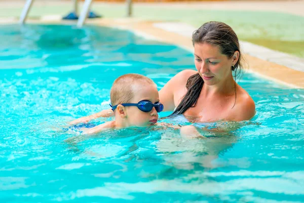 5 ans garçon apprendre à nager avec maman — Photo