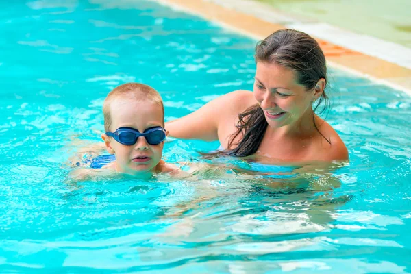 Maman apprend à son fils à nager dans la piscine — Photo