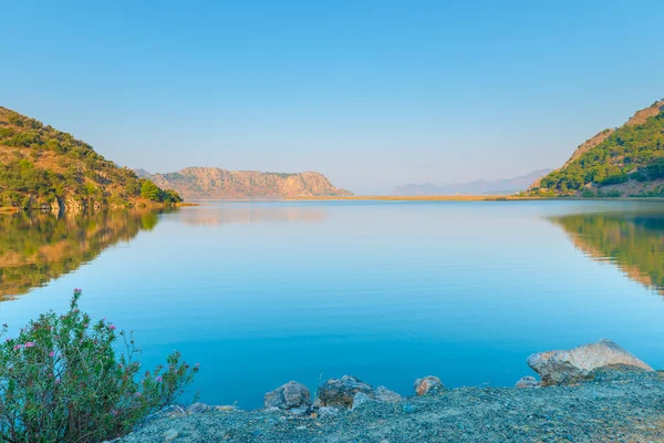 Bella vista sul lago di montagna e sulle montagne — Foto Stock