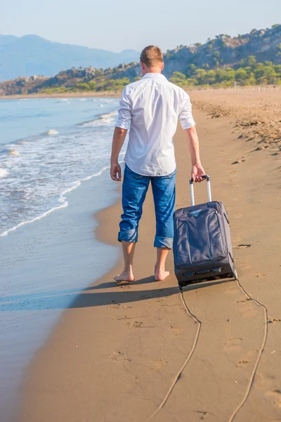 Lost tourist with a suitcase on a desert island — Stock Photo, Image