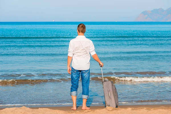 Verloren op een onbewoond eiland man kijkt naar de verlaten schepen — Stockfoto