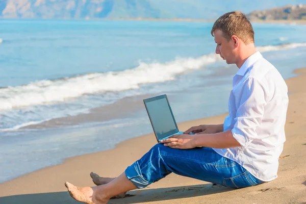 Volné podnikatel pracuje na písečné pláži — Stock fotografie