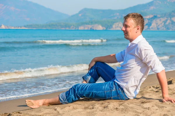 Homme d'affaires réussi vacances gratuites au bord de la mer — Photo