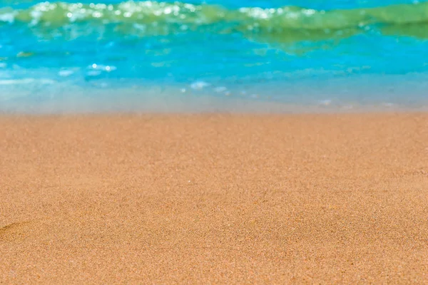 Playa de arena y olas tiro de cerca — Foto de Stock