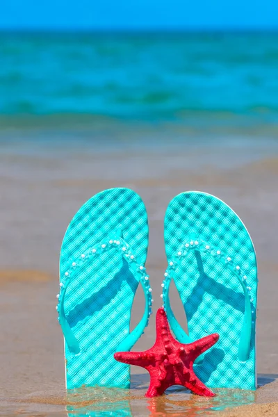 Schiefertafeln am Strand an einem sonnigen Tag — Stockfoto