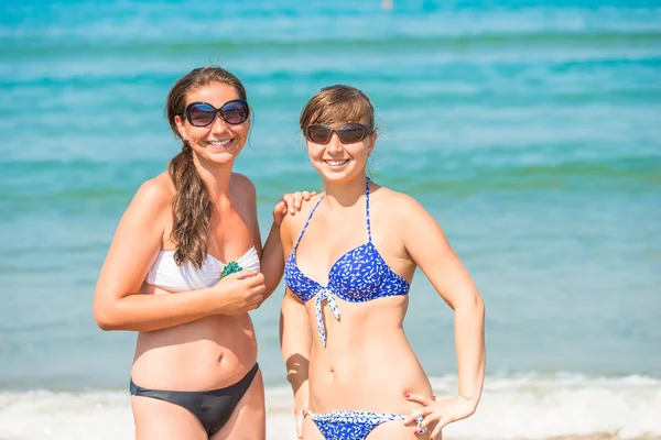 Dvě šťastné holky na pláži — Stock fotografie