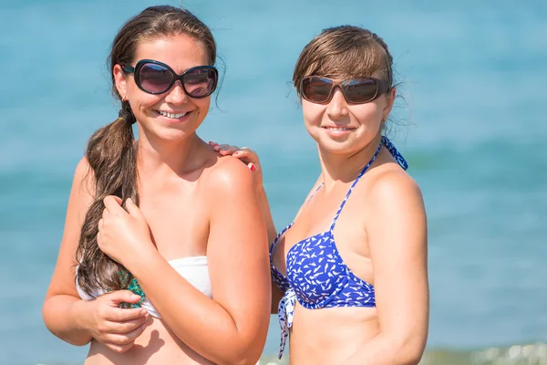 Ritratto di fidanzate con un bel sorriso sulla spiaggia — Foto Stock