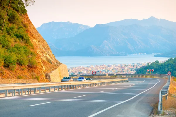 Passaggio strada di montagna e vista sulla città — Foto Stock