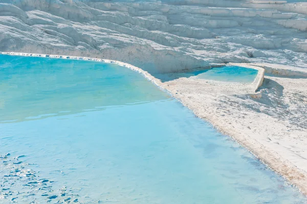 Меловые бассейны в красивых туристических местах Турции — стоковое фото