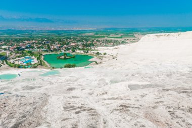 İyi hava ve güzel bir manzara Pamukkal tepesinden temizleyin