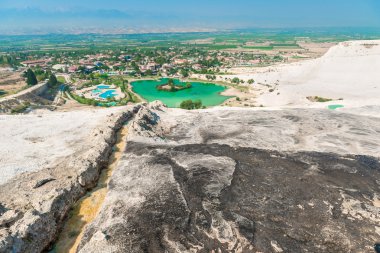Türkiye'de Pamukkale dağ ve şehir görünümleri manzaraları