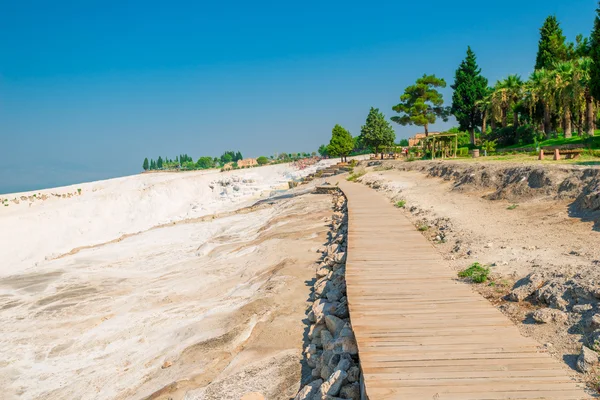 Piso de madeira para a atração de Pamukkale e a multidão de tou — Fotografia de Stock