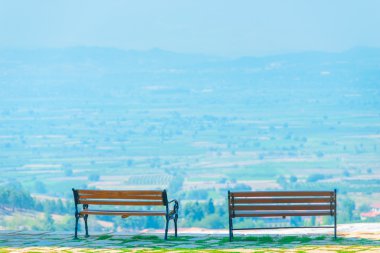 iki boş banklar ve vadi manzarası
