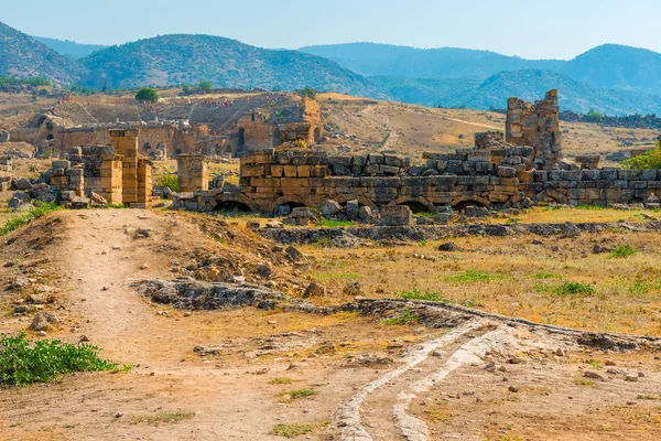 Ciudad en ruinas se encuentra en una zona montañosa en Turquía —  Fotos de Stock