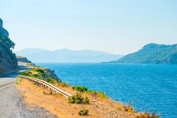 曲がりくねった山の道路は、海に沿って走る — ストック写真