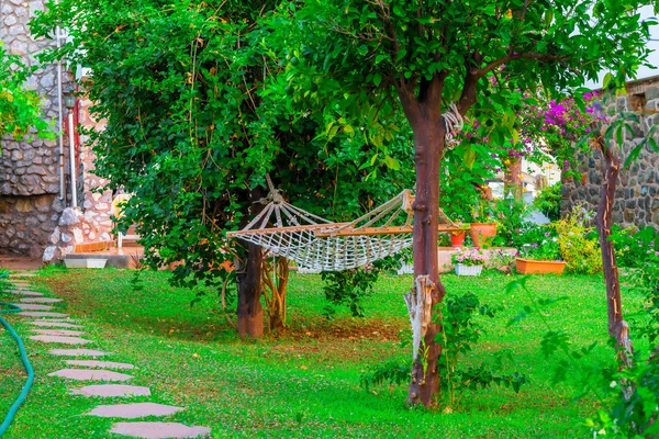 Hanging a hammock on the patio at the villa — Stock Photo, Image