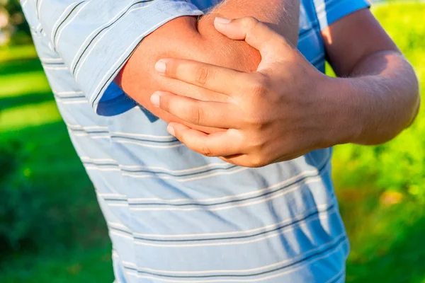 Man met zijn hand zere elleboog — Stockfoto