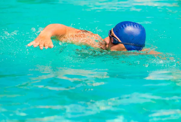 Competencia en natación competitiva en la piscina al aire libre — Foto de Stock