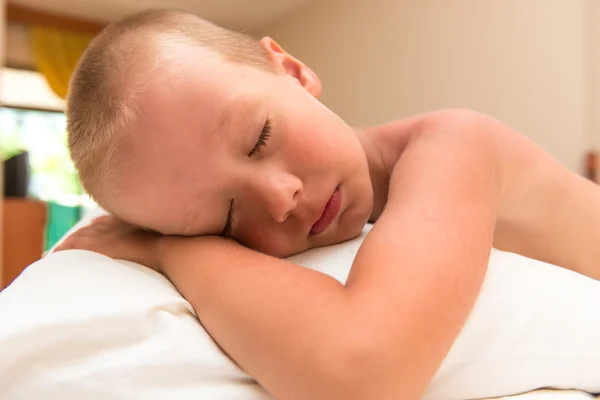 Son 5 years strong sleeps afternoon — Stock Photo, Image