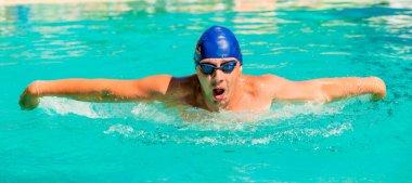 spor için gidiş içinde bir genç yüzücü portresi