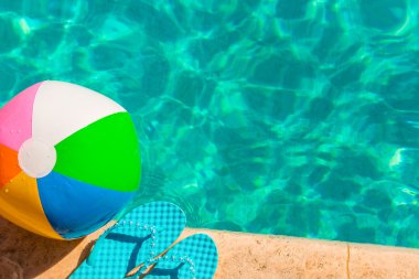 Turkuaz flip flop ve top havuzu kenarında