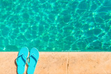 havuzun kenarında turkuaz flip flop