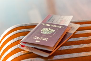 İki pasaport ve bilet havaalanında bir bankta