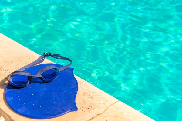 Accessori per il nuoto agonistico ai bordi della piscina — Foto Stock