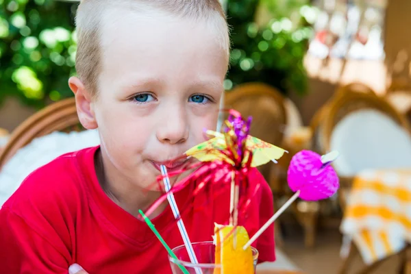 5 years old boy drinking a delicious fruit cocktail — Stock Photo, Image