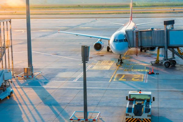 Vliegtuig in luchthaven alvorens opstijgen bij dageraad — Stockfoto