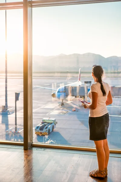 Waiting for boarding the plane at dawn — Stock Photo, Image