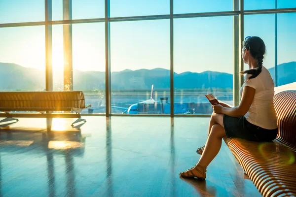 Flicka på flygplatsen väntar på boarding — Stockfoto