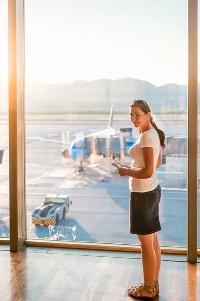 Felice ragazza in aeroporto in attesa di partenza a casa — Foto Stock