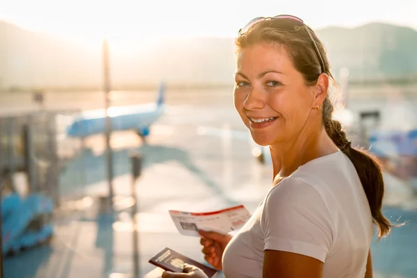 Porträt eines glücklichen Mädchens am Flughafen — Stockfoto