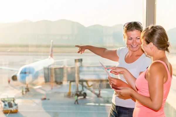 Mädchen zeigt ihrem Freund vor dem Start ein Flugzeug — Stockfoto
