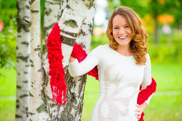 Fröhliches und schönes Mädchen in einem Kleid im Frühlingspark — Stockfoto