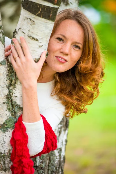 Huş ağacı yakınındaki güzel bir ince kız portresi — Stok fotoğraf