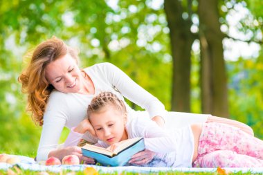 Parkta piknik güneşli bir günde güzel bayanlar