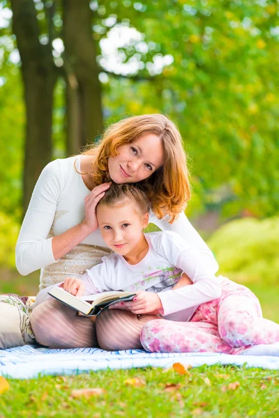 Portrait of mother and daughter in the summer park — Stock Photo, Image