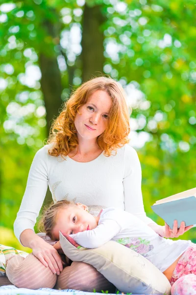 Vertical portrait of a mother and daughter in the park — Stock Photo, Image
