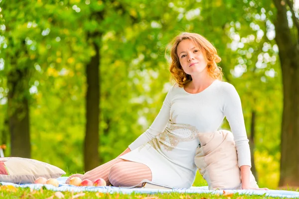 Chica romántica en un picnic en el parque — Foto de Stock