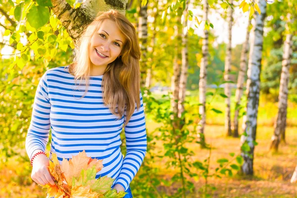 Happy expectant mother walks in autumn park — Stock Photo, Image