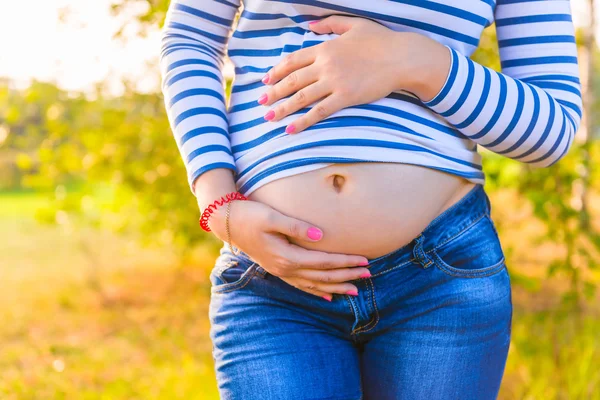 Crescente pancia incinta madre primo piano colpo — Foto Stock